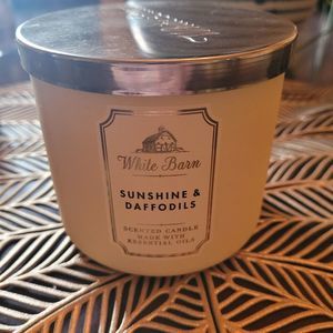 White barn bath and body works candle